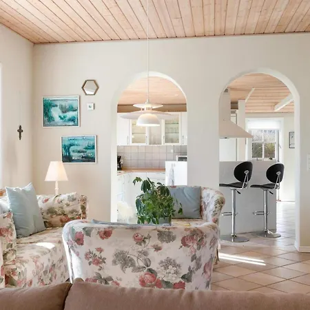 Cozy Coastal Retreat - By Traum *