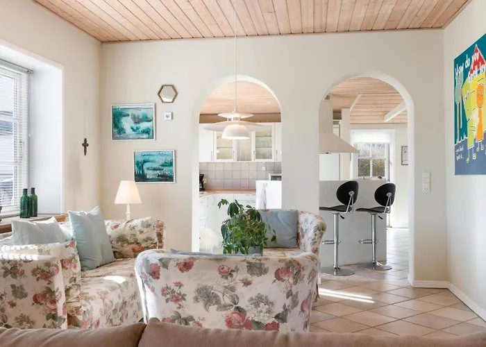 Cozy Coastal Retreat - By Traum *